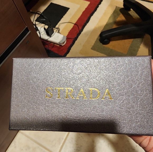 Women watch - Picture 1 of 4